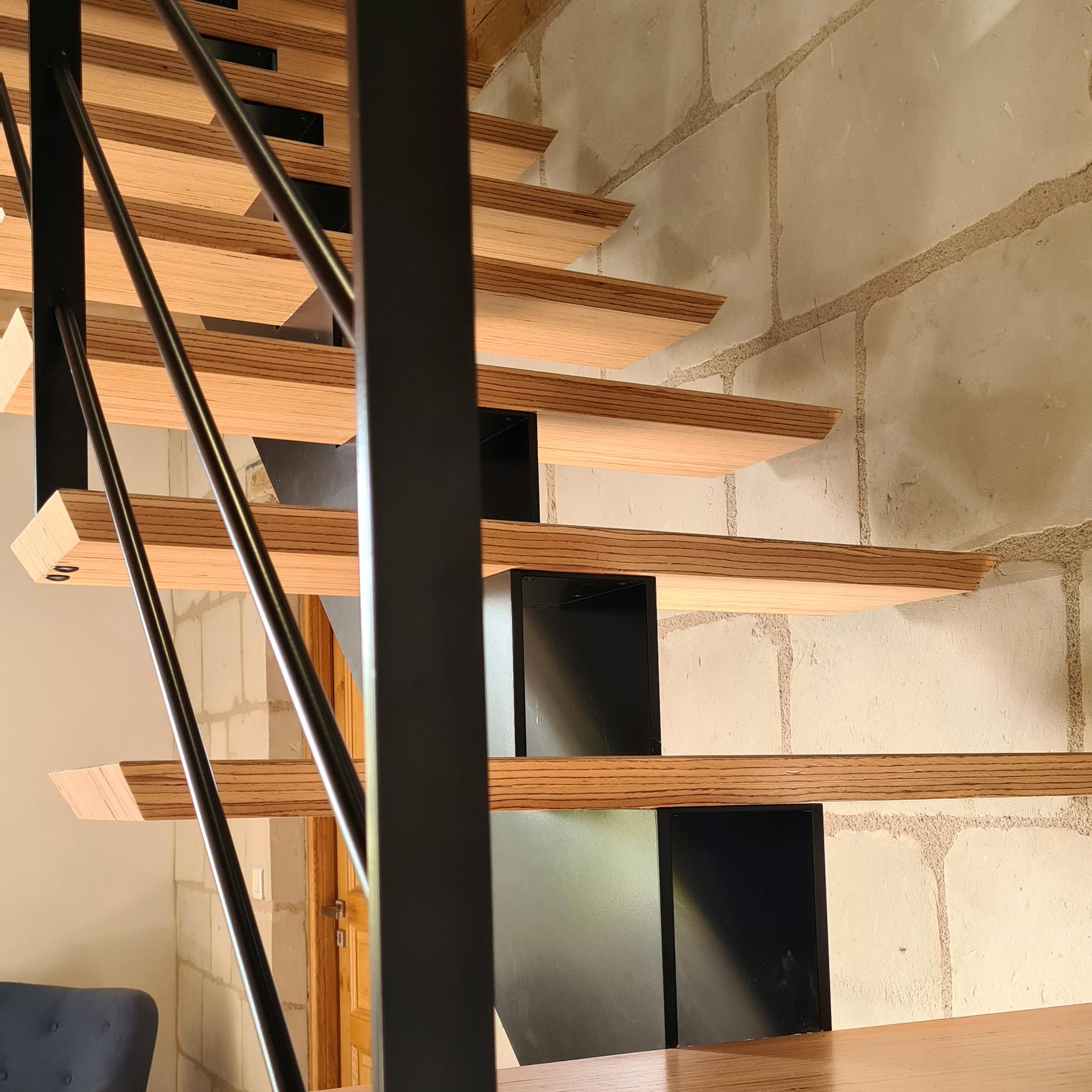 Le bois est un matériau intemporel qui apporte chaleur et élégance à votre intérieur. Qu’il soit utilisé pour structurer un espace, optimiser un rangement ou simplement embellir une pièce, il se décline sous mille formes.