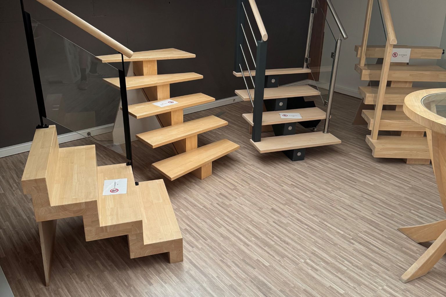 Chez Les Escaliers Tour du Bois, chaque escalier est une pièce unique, pensée et fabriquée avec soin pour s’intégrer parfaitement à votre intérieur. Découvrez les 5 grandes étapes qui rythment la création et la pose de votre escalier sur mesure en bois.