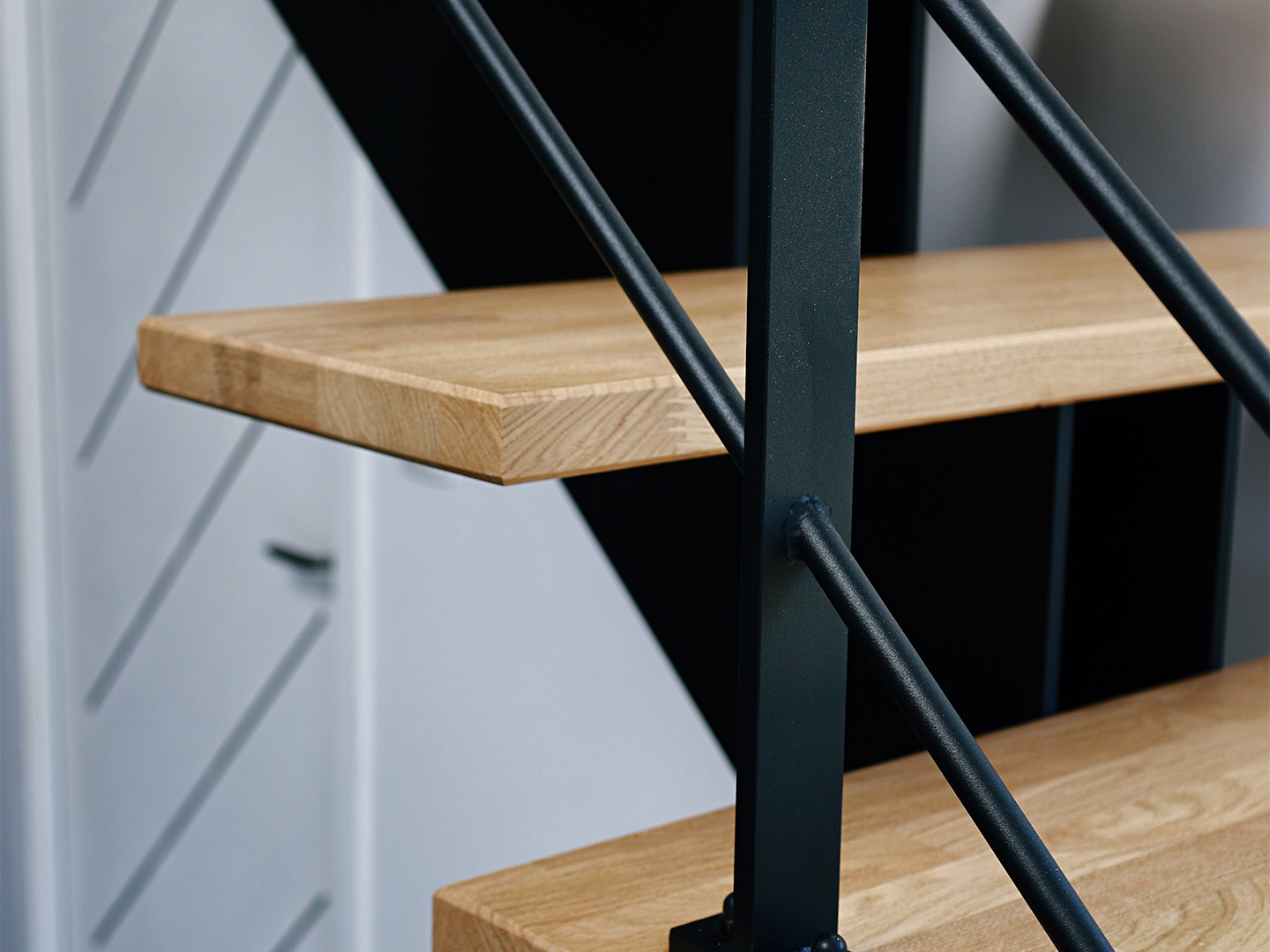 Chez Les Escaliers Tour du Bois, chaque escalier est une pièce unique, pensée et fabriquée avec soin pour s’intégrer parfaitement à votre intérieur. Découvrez les 5 grandes étapes qui rythment la création et la pose de votre escalier sur mesure en bois.