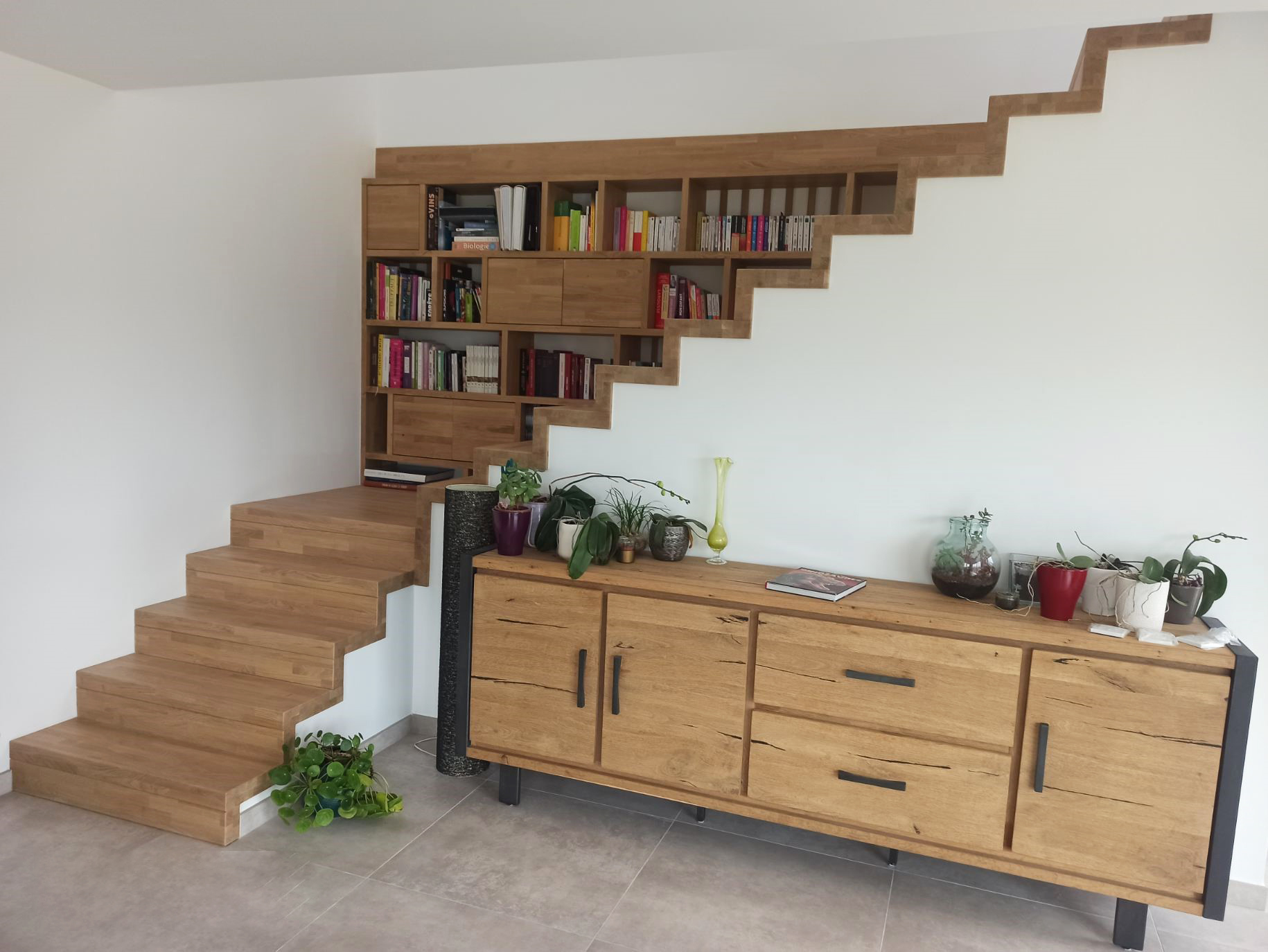 Le bois est un matériau intemporel qui apporte chaleur et élégance à votre intérieur. Qu’il soit utilisé pour structurer un espace, optimiser un rangement ou simplement embellir une pièce, il se décline sous mille formes.
