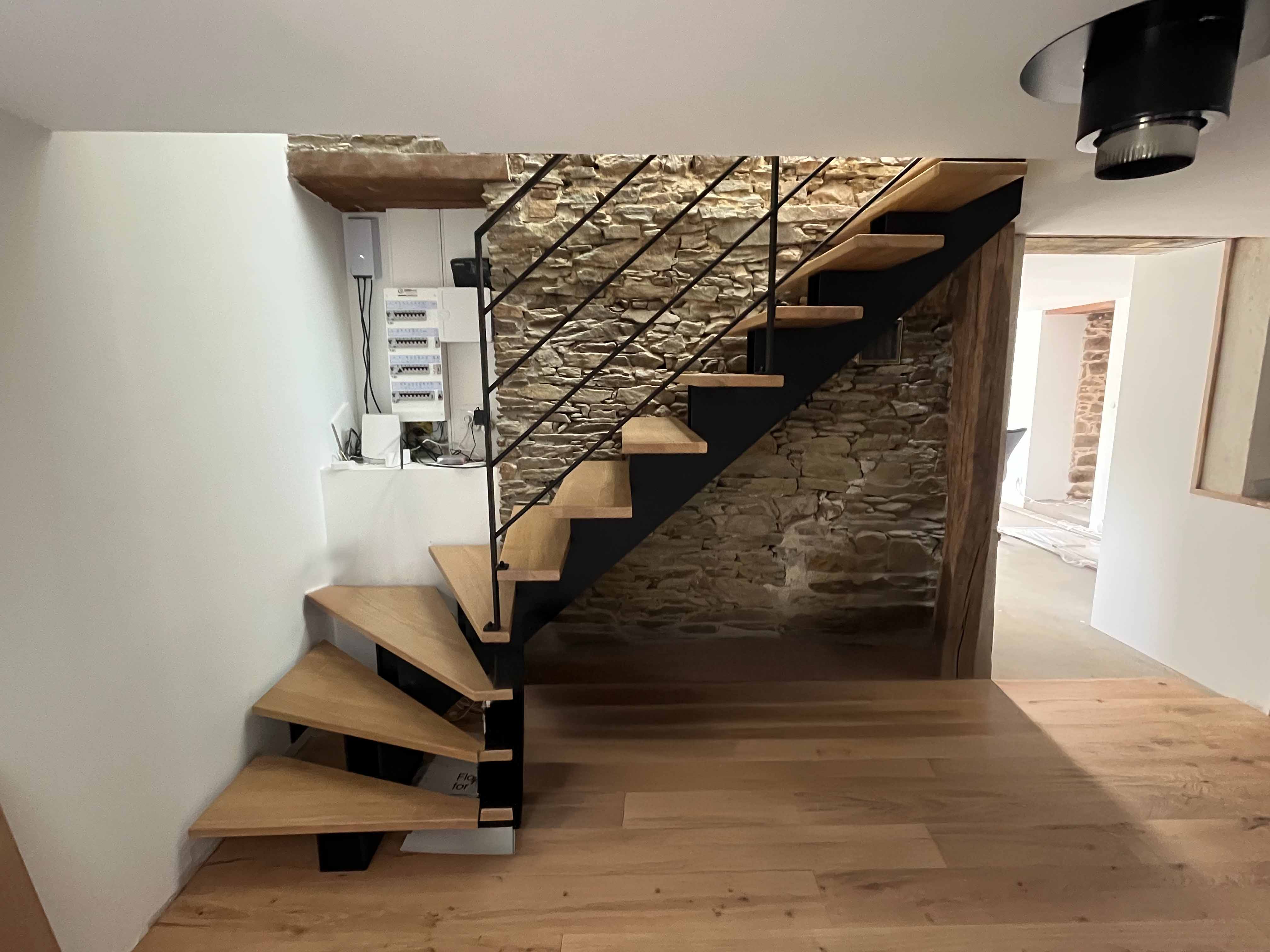 Chez Les Escaliers Tour du Bois, chaque escalier est une pièce unique, pensée et fabriquée avec soin pour s’intégrer parfaitement à votre intérieur. Découvrez les 5 grandes étapes qui rythment la création et la pose de votre escalier sur mesure en bois.